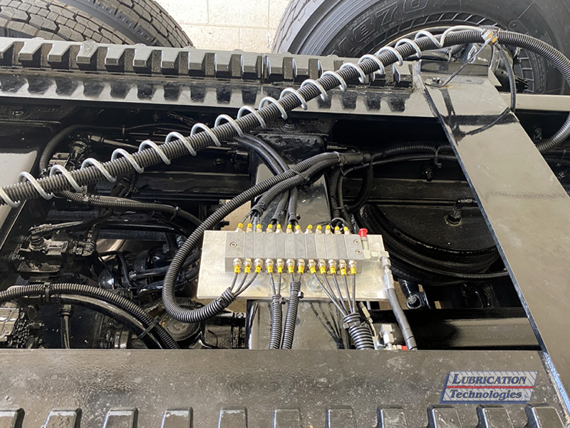 PETERBILT 389 PACCAR MX13 TRUCK AUTOMATIC LUBRICATION SYSTEM