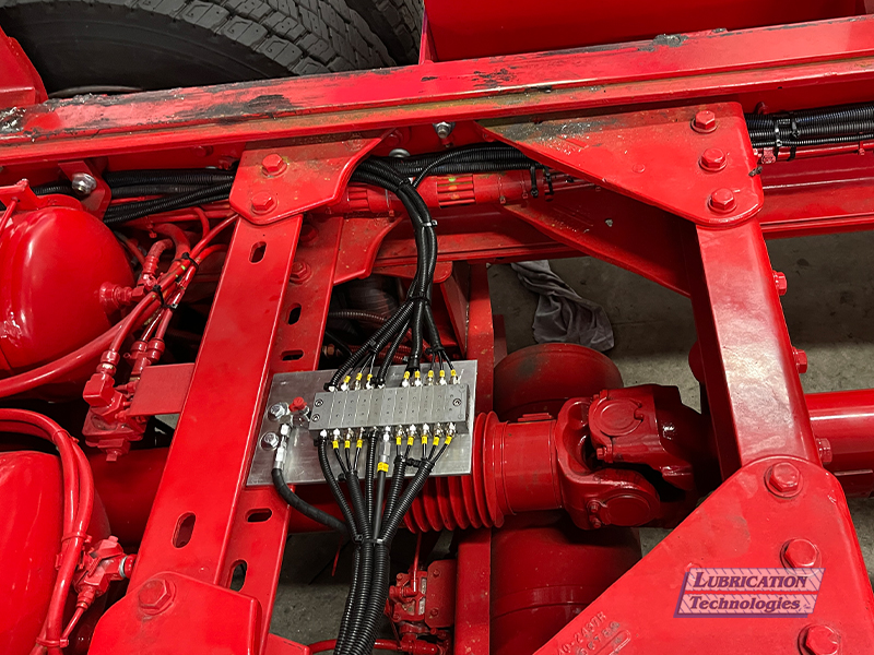 Kenworth 2024 W900 Ramp Truck - ReliaMAX™ Automatic Lubrication System Installation